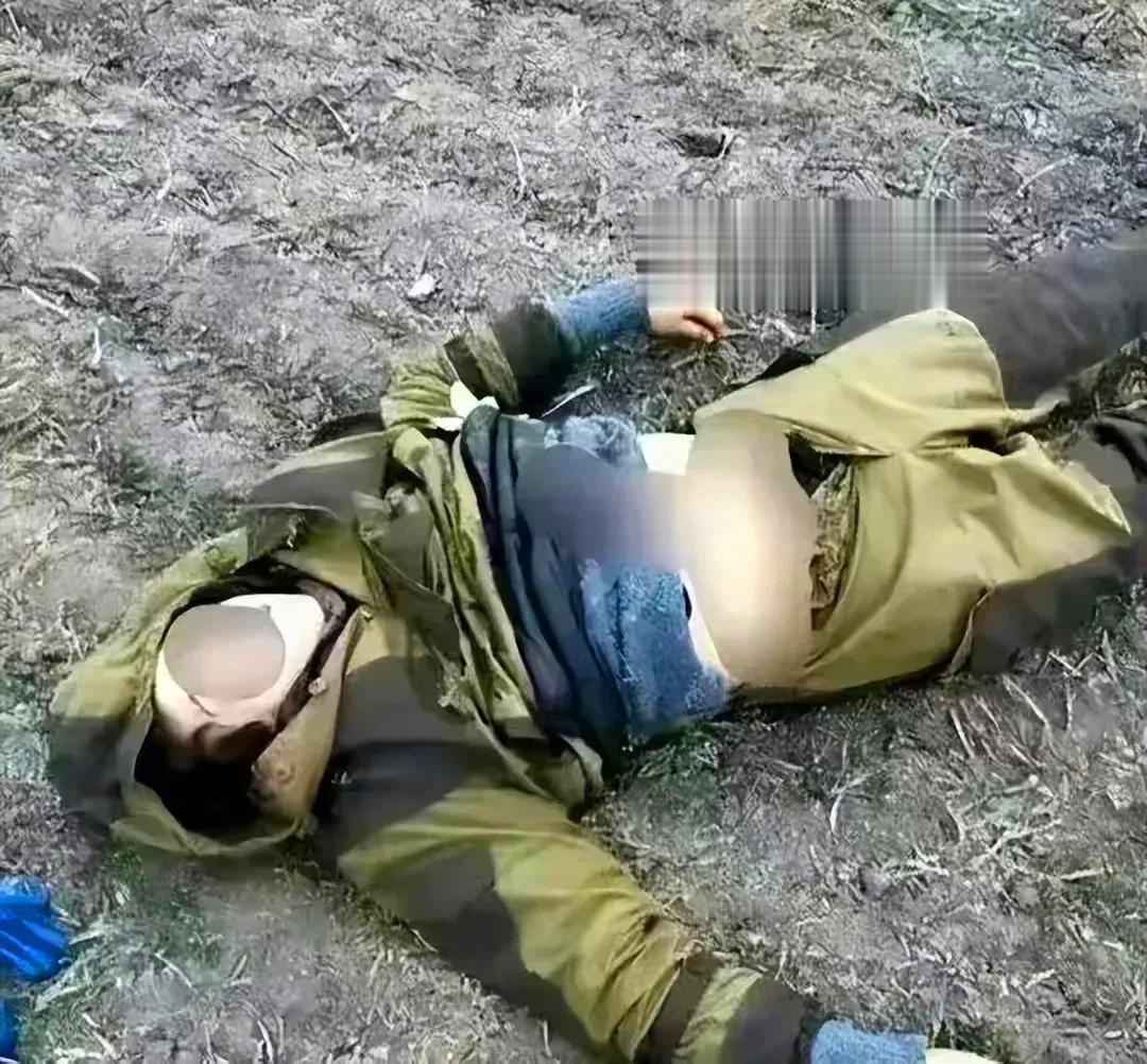 2023年初，乌克兰前线，一名阵亡不久的乌军女兵。镜头中的她衣冠不整地躺在地上，