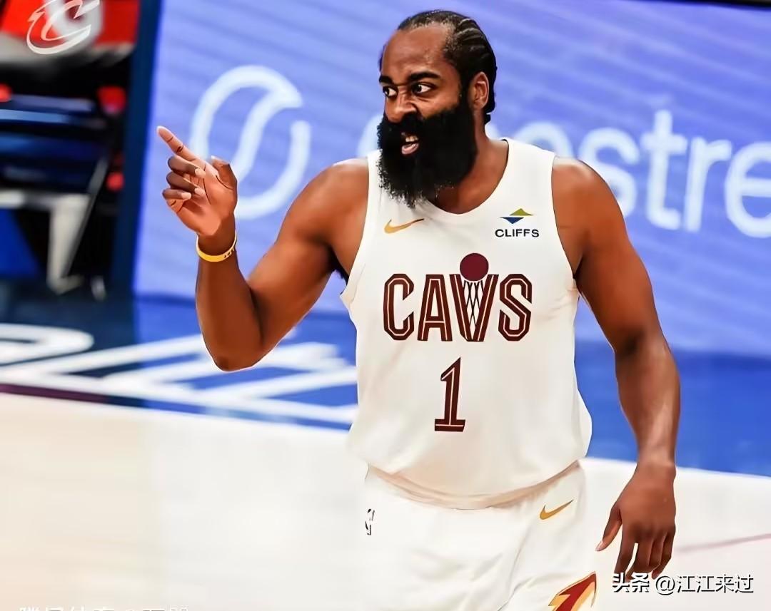 哈登骑士首秀对比加兰快船首秀：
哈登骑士客场132比126逆转国王，哈登上场32