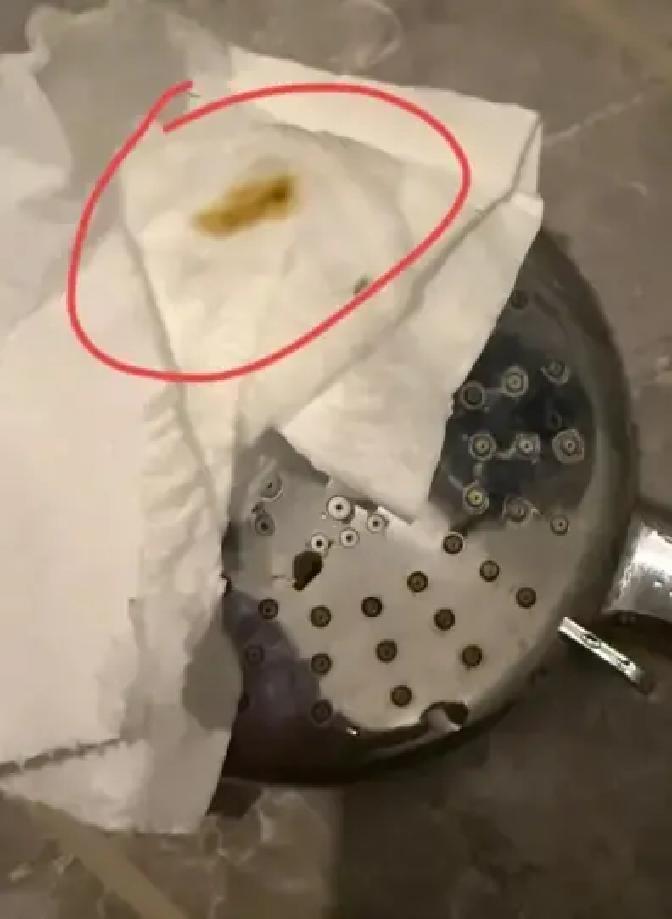 浙江杭州，一对小情侣住酒店，晚上姑娘洗澡总感觉不对劲，男友伸手一摸花洒，是一层黄