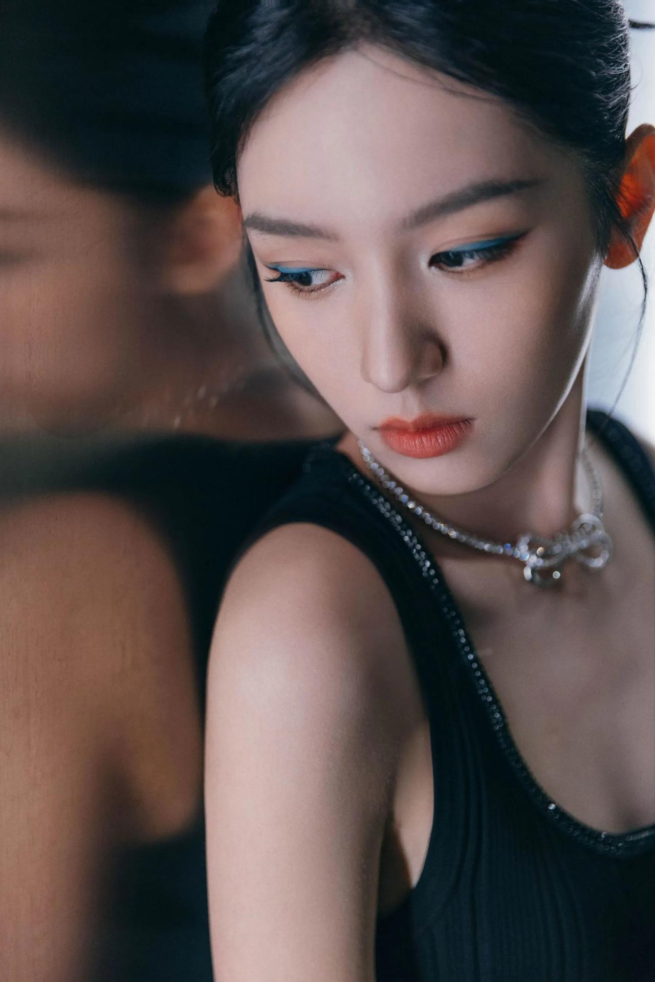 周也美图分享，黑色吊带毛衣配牛仔裙，优雅美丽周也 ​​ 周也写真照 周也仙女裙 