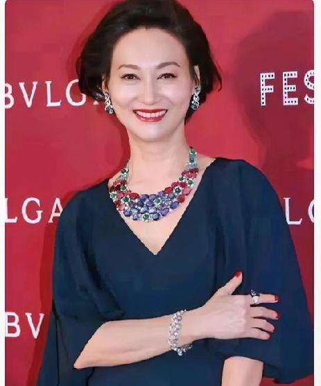 惠英红聊起早年拍戏的惊险瞬间：连专业替身都打怵的高楼，我直接让武指老师一脚给踹下