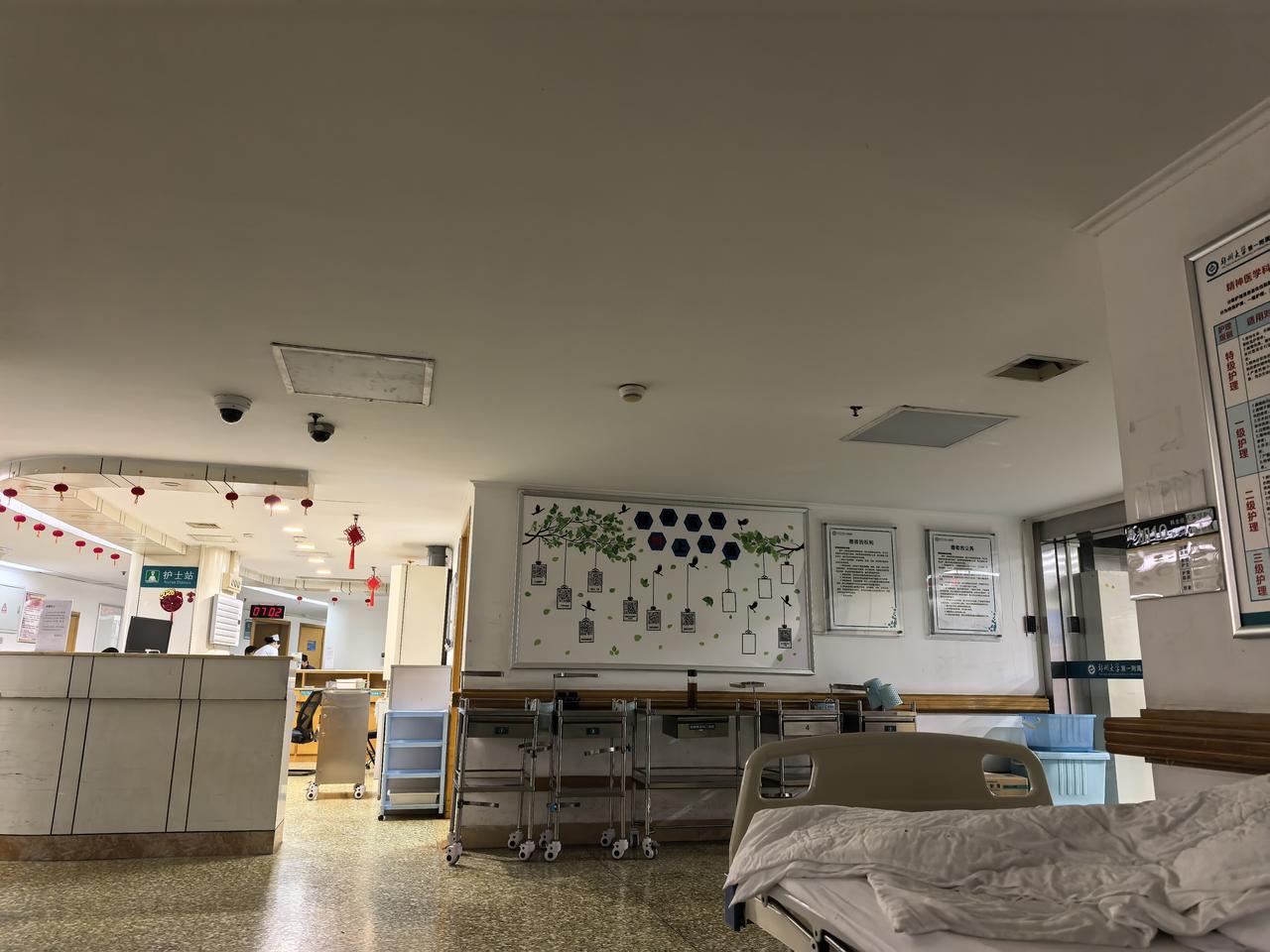 现在的挂号费，都超过了诊疗费了。
昨晚，在急诊给伤口拆个线，前台让扫码缴费，扫完