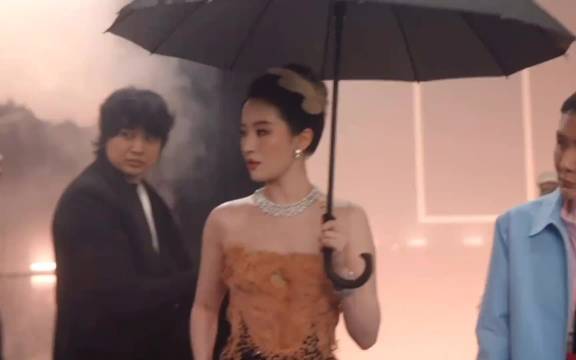 #疑似刘亦菲不理欧阳娜娜#

别让一个片段定义一段关系！

网传“刘亦菲不理欧阳娜娜”引热议，
可看