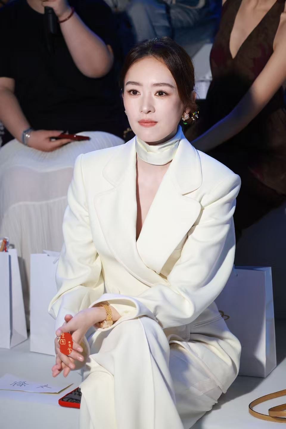 是职场精英童瑶女士，白色西装干练飒美今天北京品牌发布会出图 