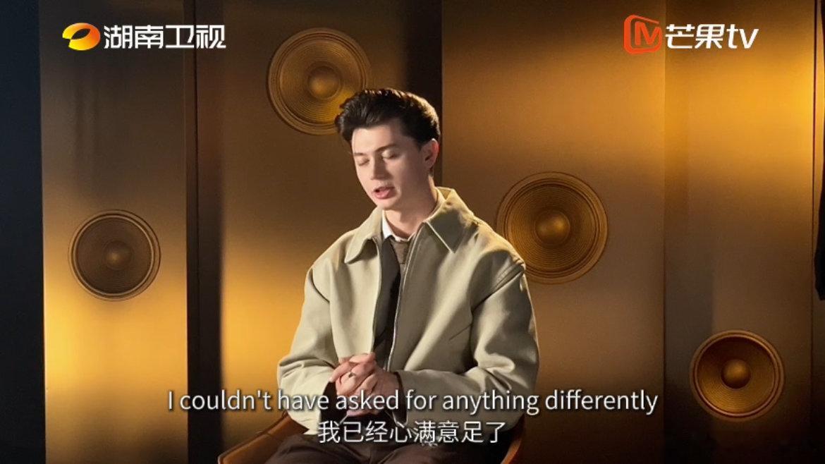 艾略特看到张远离开舞台很难过小艾说得特别实在，舞台淘汰谁都不好受，张远离开这件事