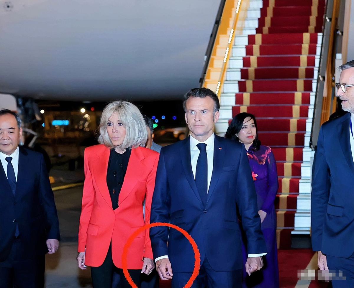 法国第一夫人把马克龙给打了！多家外媒在报道中称，法国总统马克龙携夫人布丽吉特访问