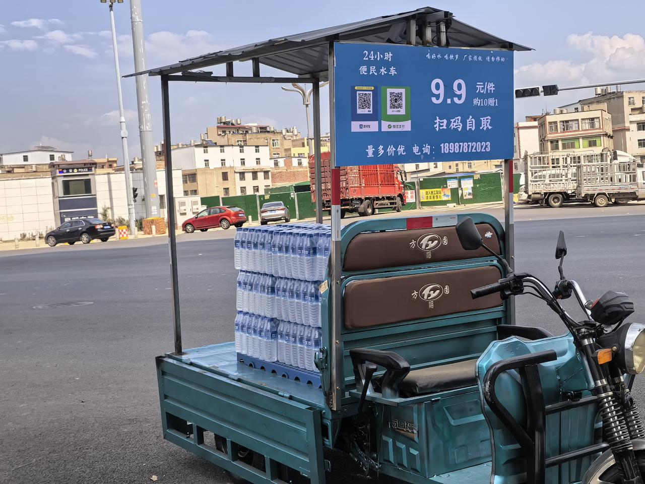 这种路边上的无人车售卖摊也是一种一第多得，多方受益的买卖么式！大家对以这种情况怎