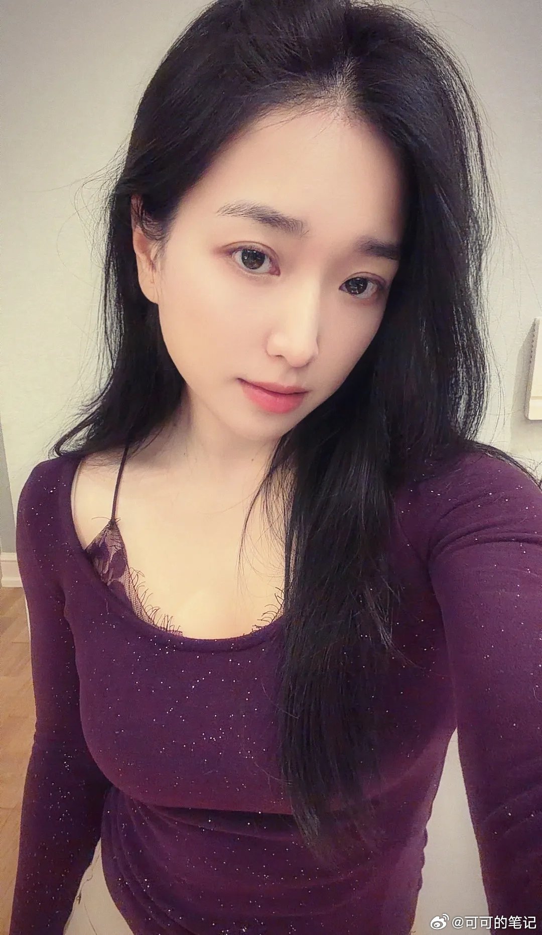 “再也没有新衣服放床头盼着赶快天亮的心情，人活着就小时候那几年，剩下的全是朝花夕