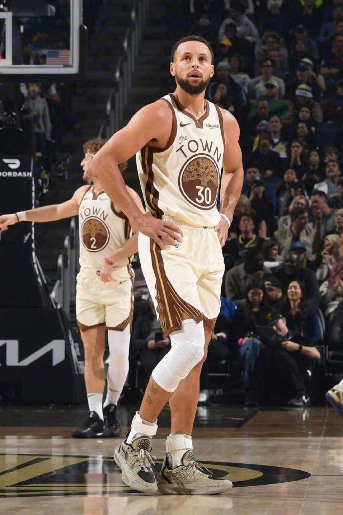 网页链接勇士跟队记者Sam Gordon报道称：“勇士今日在大通中心进行了比赛录