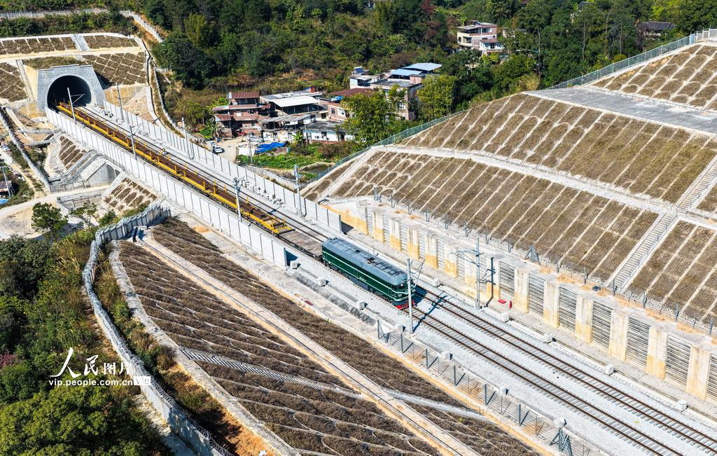 广西梧州：柳梧铁路建设正酣