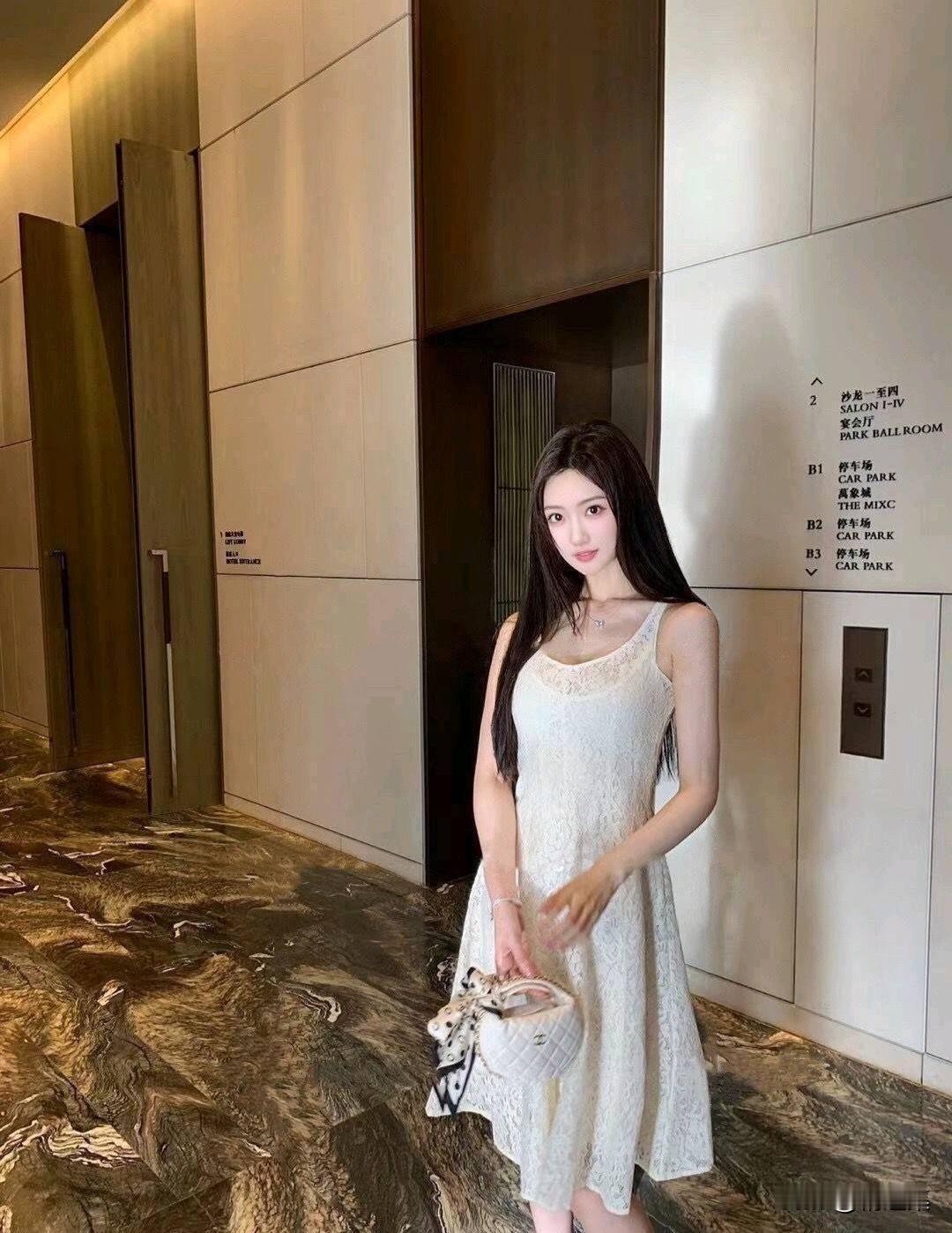 优雅气质，白色蕾丝连衣裙，都市时尚感
