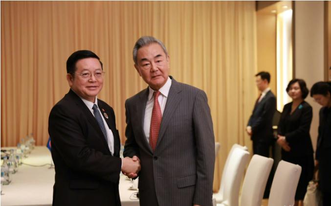 高规格安排中国。当地时间7月21日，中国外交部长王毅抵达菲律宾马尼拉，在现场受到