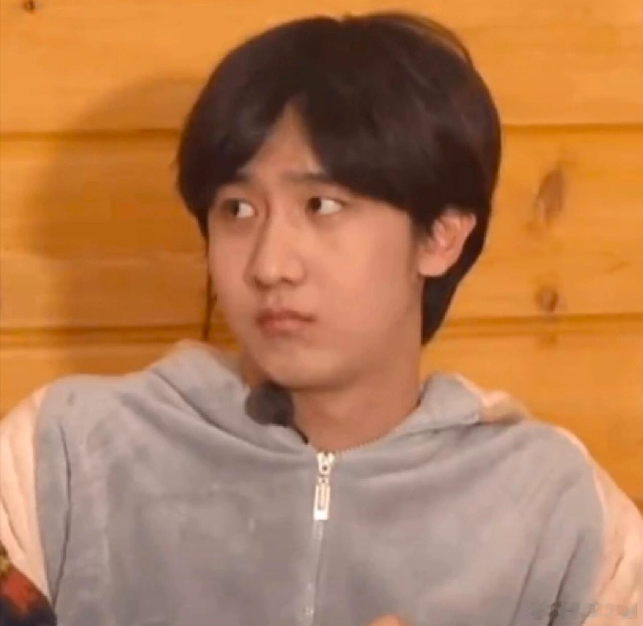 #赵让跳舞表情管理# 赵让跳舞的时候小表情真的好丰富啊！跳舞一场戏出来了！ ​​