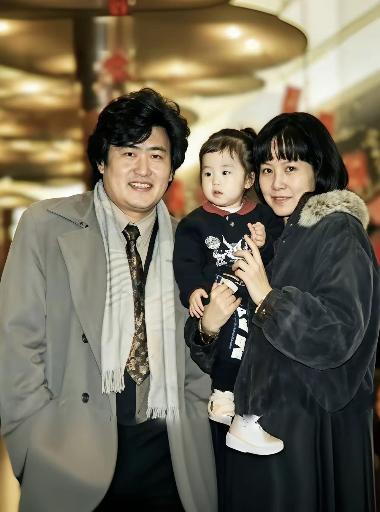 照片记录温馨的画面‖刘欢这一组年轻时候的家庭照真的是勾起人的无限回忆。
这一家人