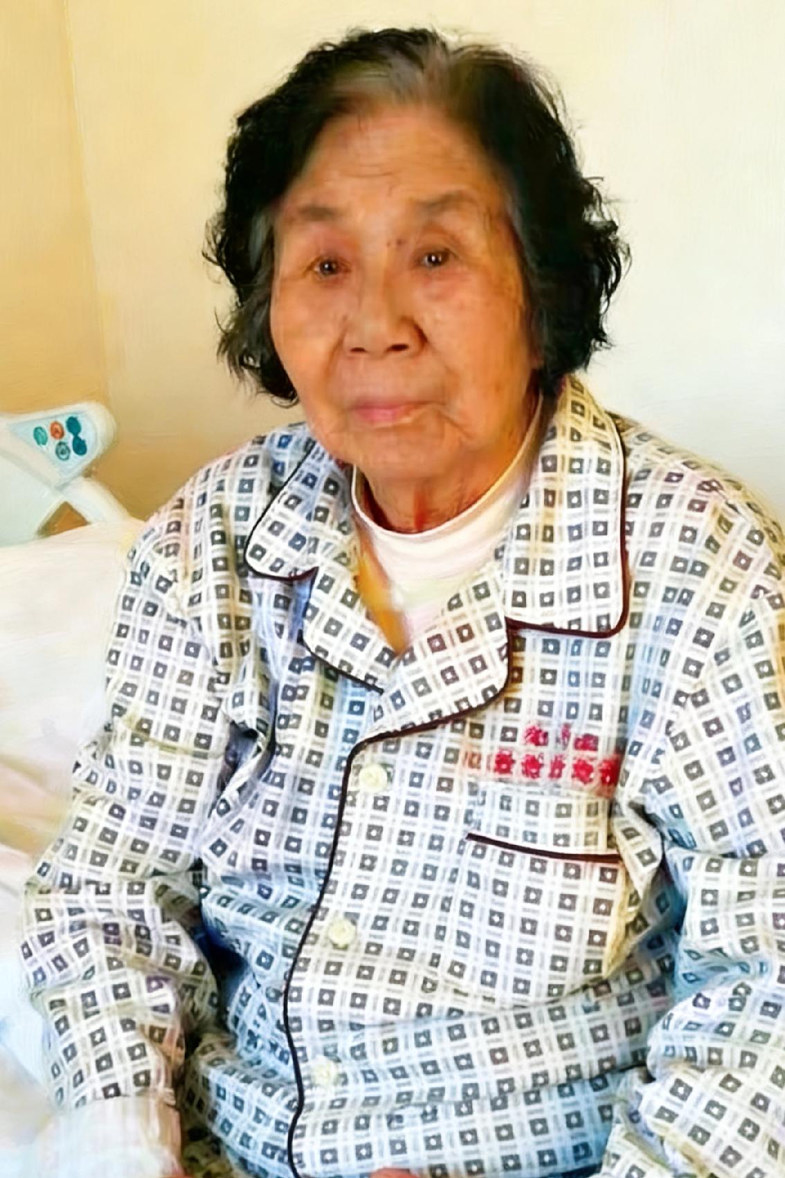 2015年，岳振华的遗孀李德序，在住院期间，一张罕见的留影，照片中的老人家坐在病