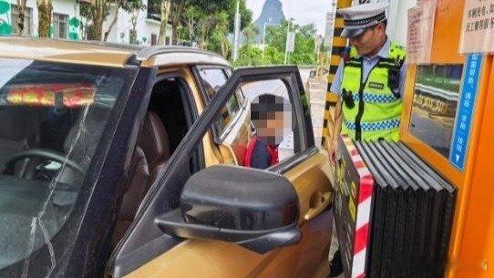 凤凰新闻【12岁男孩偷开邻居车高速狂飙6小时，三重责任失守】极目新闻评论员屈旌1