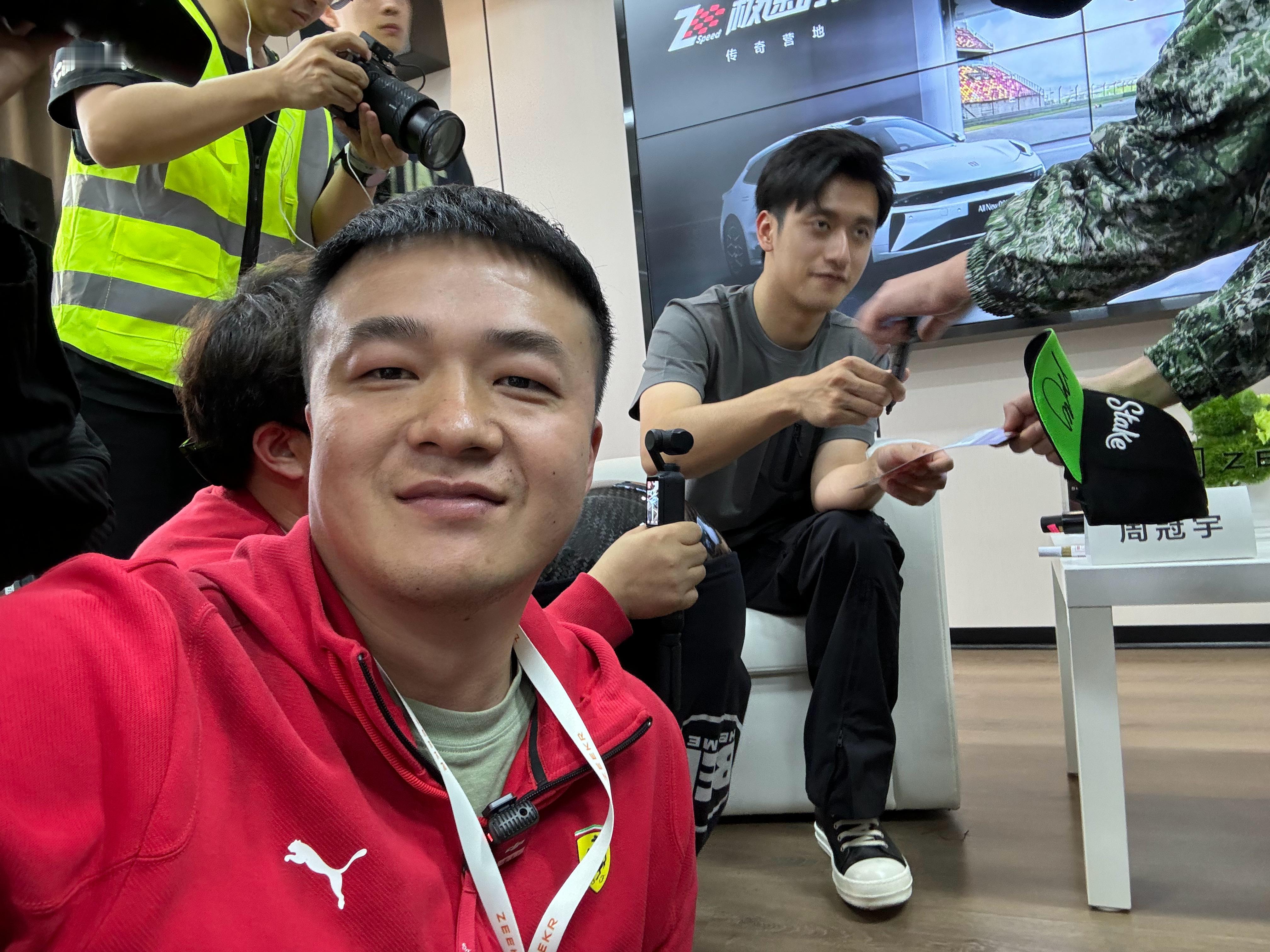 周冠宇，永远的神……我要立刻把这个头盔拿车衣裱起来，还有这顶帽子！以后带着周冠宇