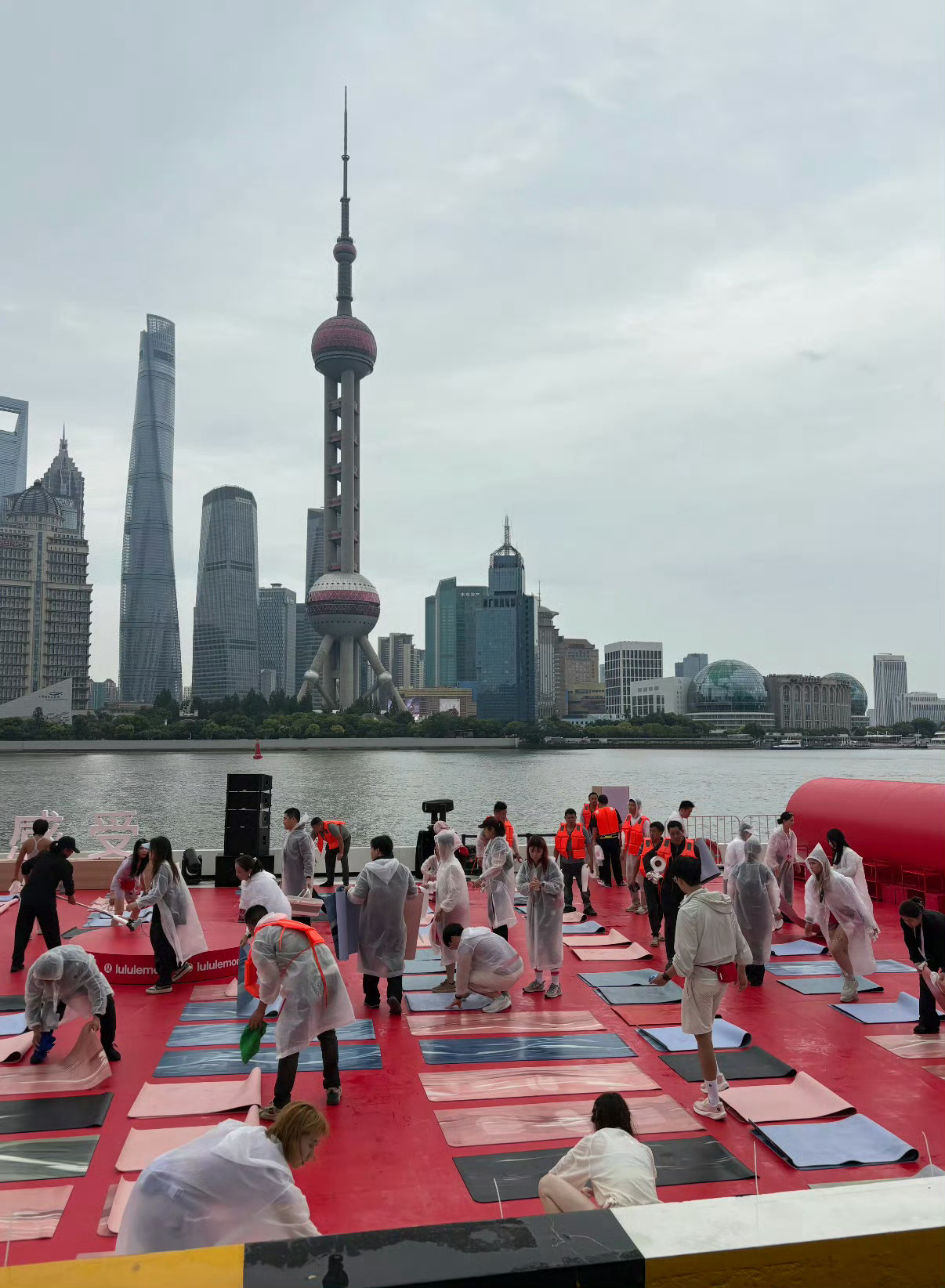 lululemon 周处除三害 虽然我不理解为什么下雨Lululemon还在照常