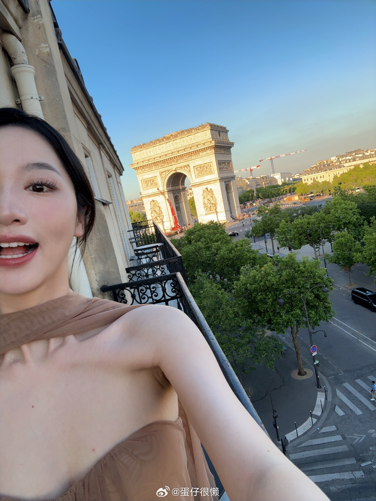 Bonjour 😗 ​​​