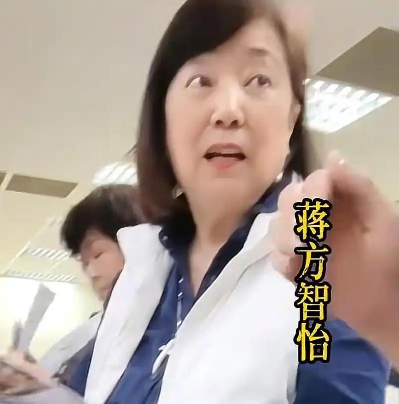 蒋方智怡这次蒋万安面子挂不住了！
蒋孝勇的妻子蒋方智怡，是蒋家根脉清楚明白的讲述