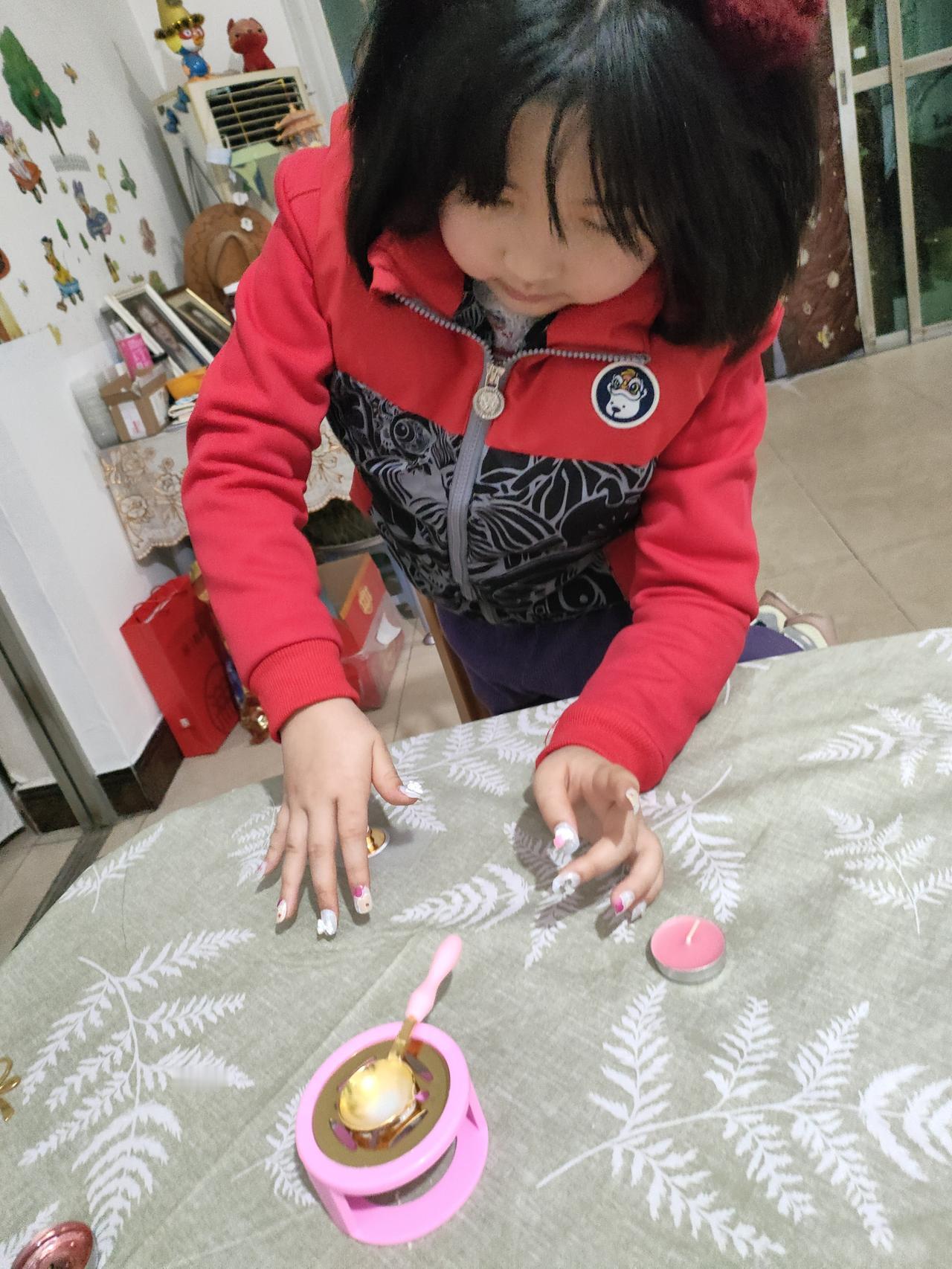 冬日生活打卡季小指尖轻触桌面，像在和自己的小世界对话。粉色的小锅、跳动的烛火，还