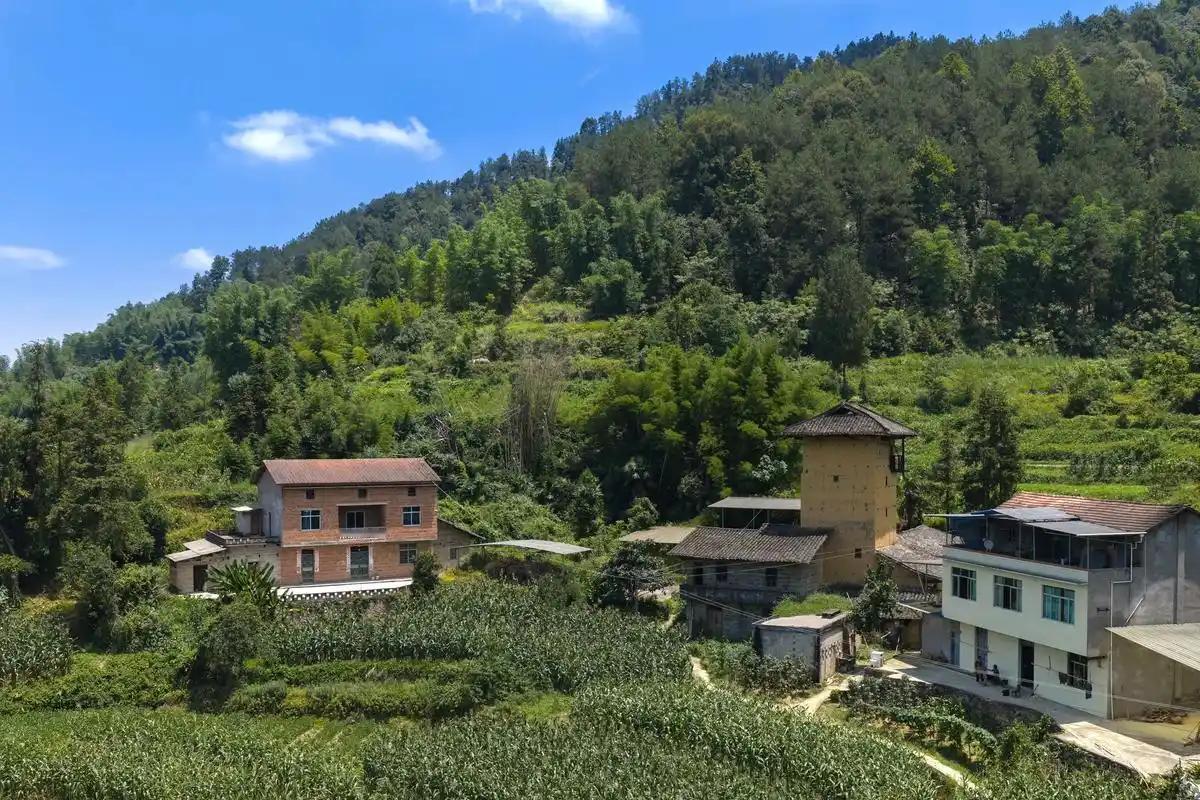 新政落地！5月1日起，农村宅基地不再是以前的规矩了。
咱农村人过一辈子，最搁在心