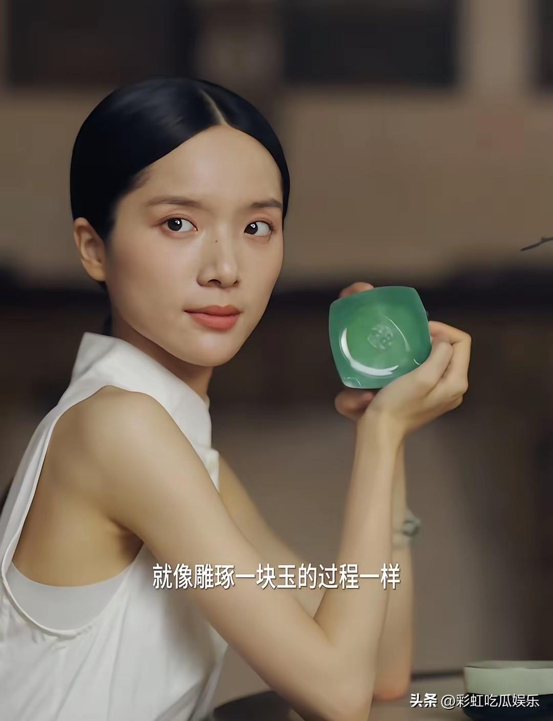 李思潼贴头皮发型暴露了短板，她额头宽骨相一般，想靠颜值吃饭很难了。

李思潼起点