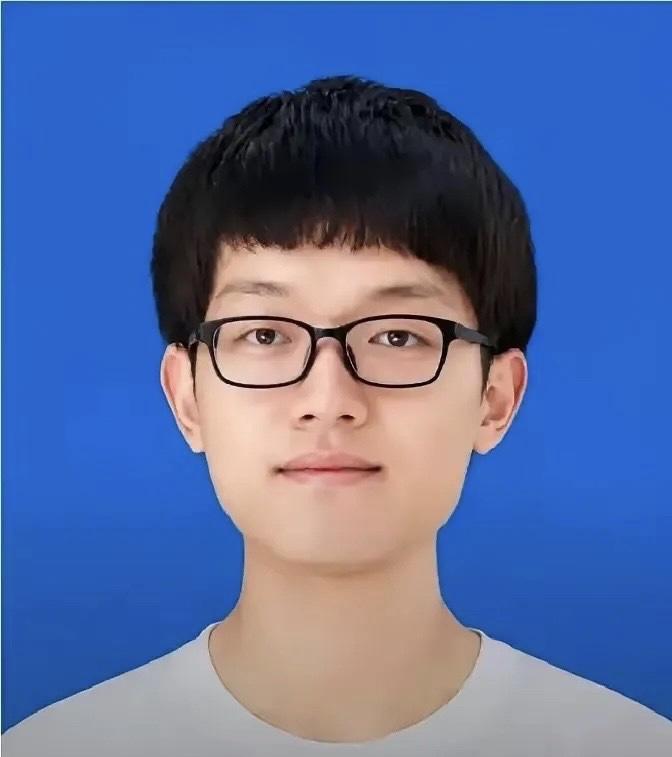24岁的武汉小伙正陪女友在海南海边散步，涨潮的瞬间两个小孩被卷进浪里。他松开女友