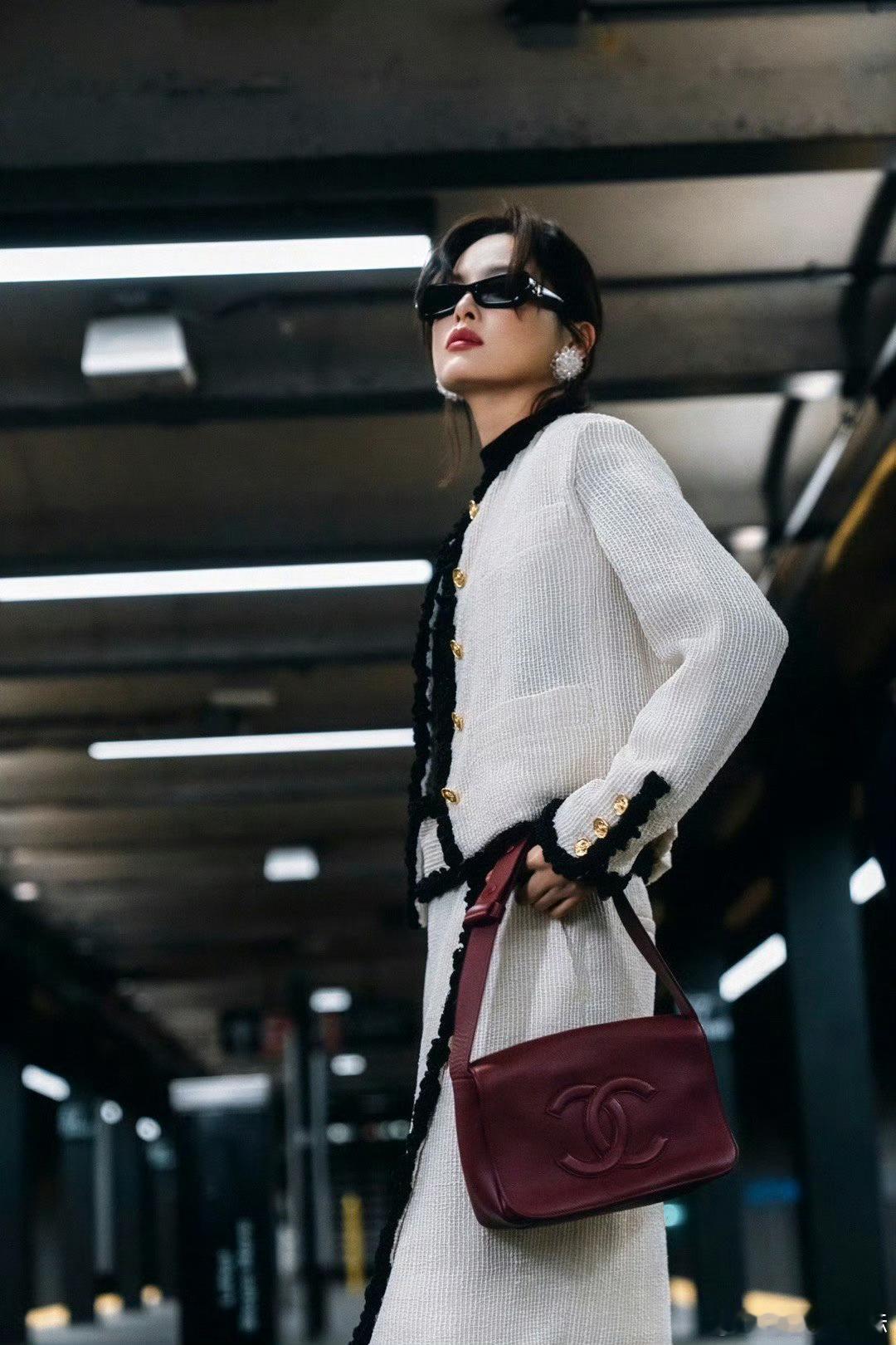 辛芷蕾白色套装还不错 