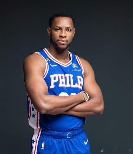 Shams：76人与中锋查尔斯·巴锡签下10天短合同。巴锡于21年次轮23顺位被