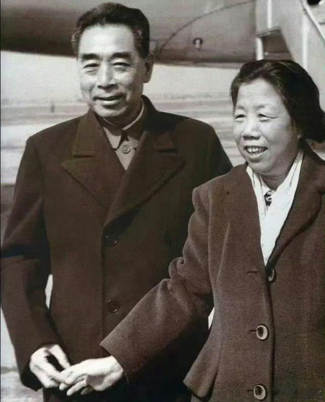 我们深切缅怀伟大的无产阶级革命家、政治家，著名的社会活动家，坚定的马克思主义者，