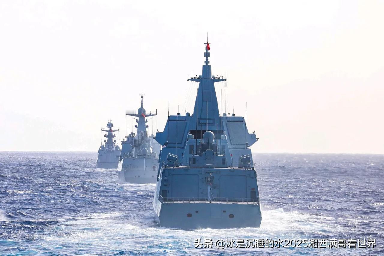 海上钢铁长城！
转发分享一张官网公布的人民海军1艘055级万吨大驱、1艘052D