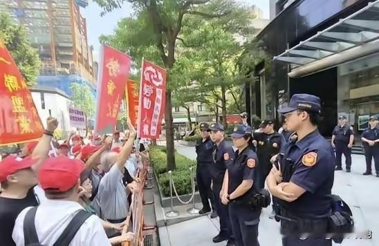 8月14日，台湾多个党派与民间团体齐聚台北，在日本台湾交流协会台北事务所门前举办