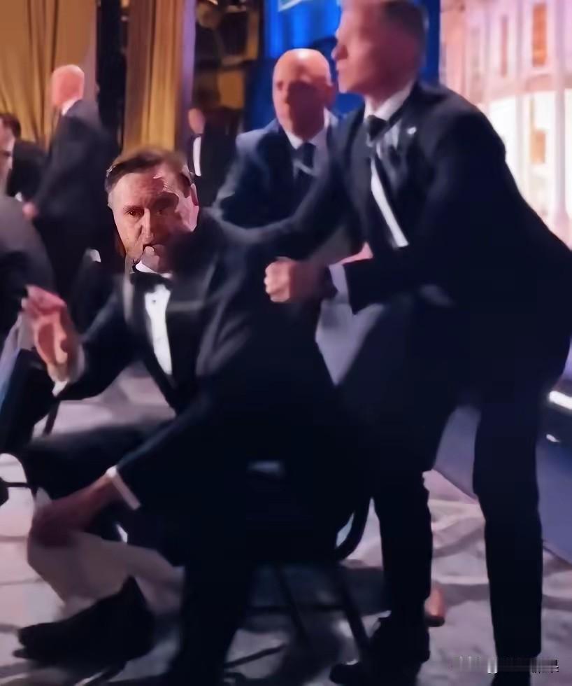 一个枪手，让美国高层政客尝试了战争身临其境的感受？忘了形象，各自寻找出口逃命。他