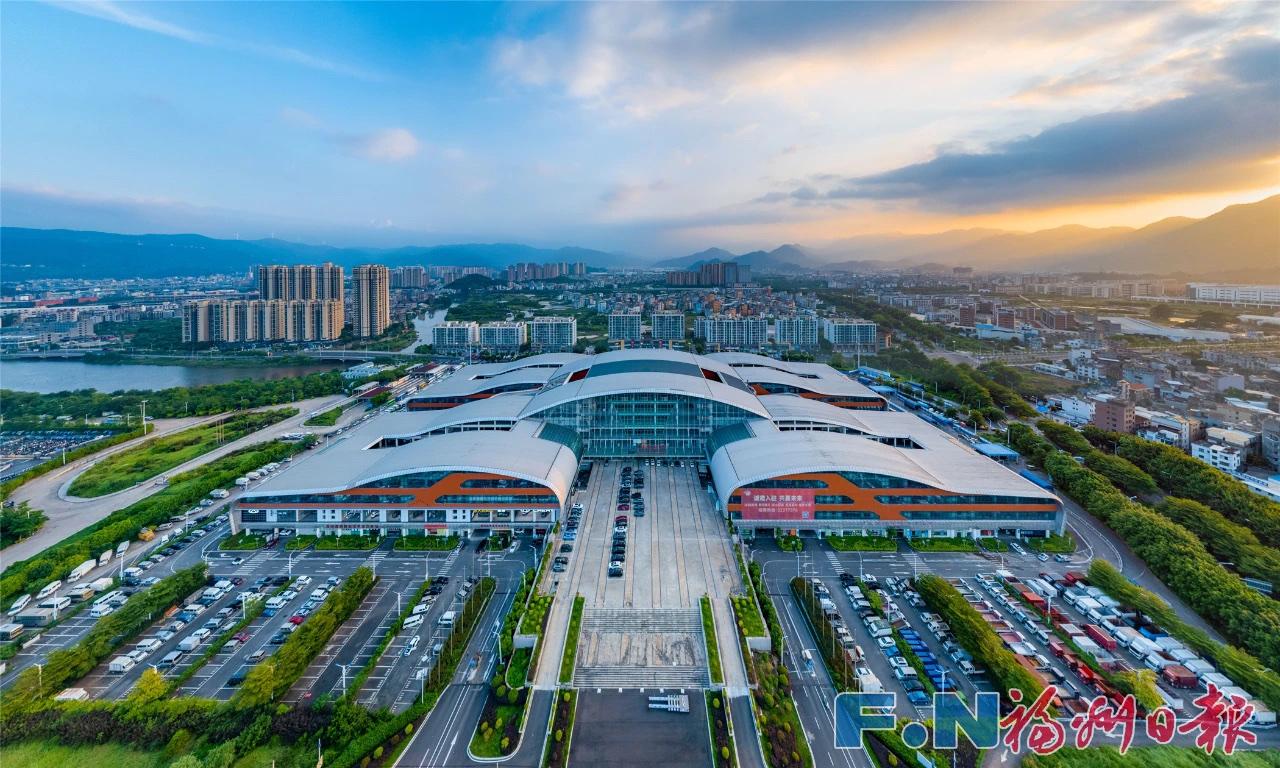 据了解，2025年东南汽车城产值首次突破千亿元！

在新能源汽车产业快速发展的背