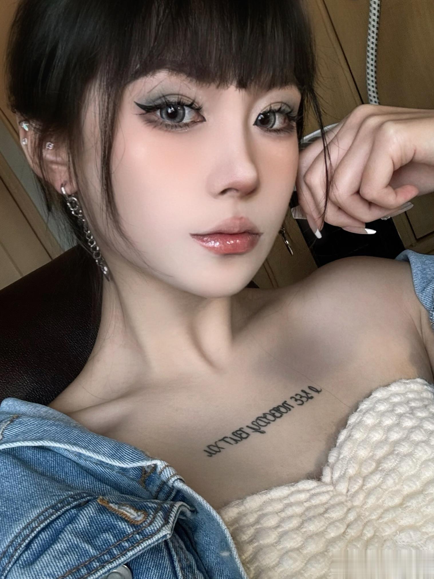 蓝色眼影好看的嘞 ​​​