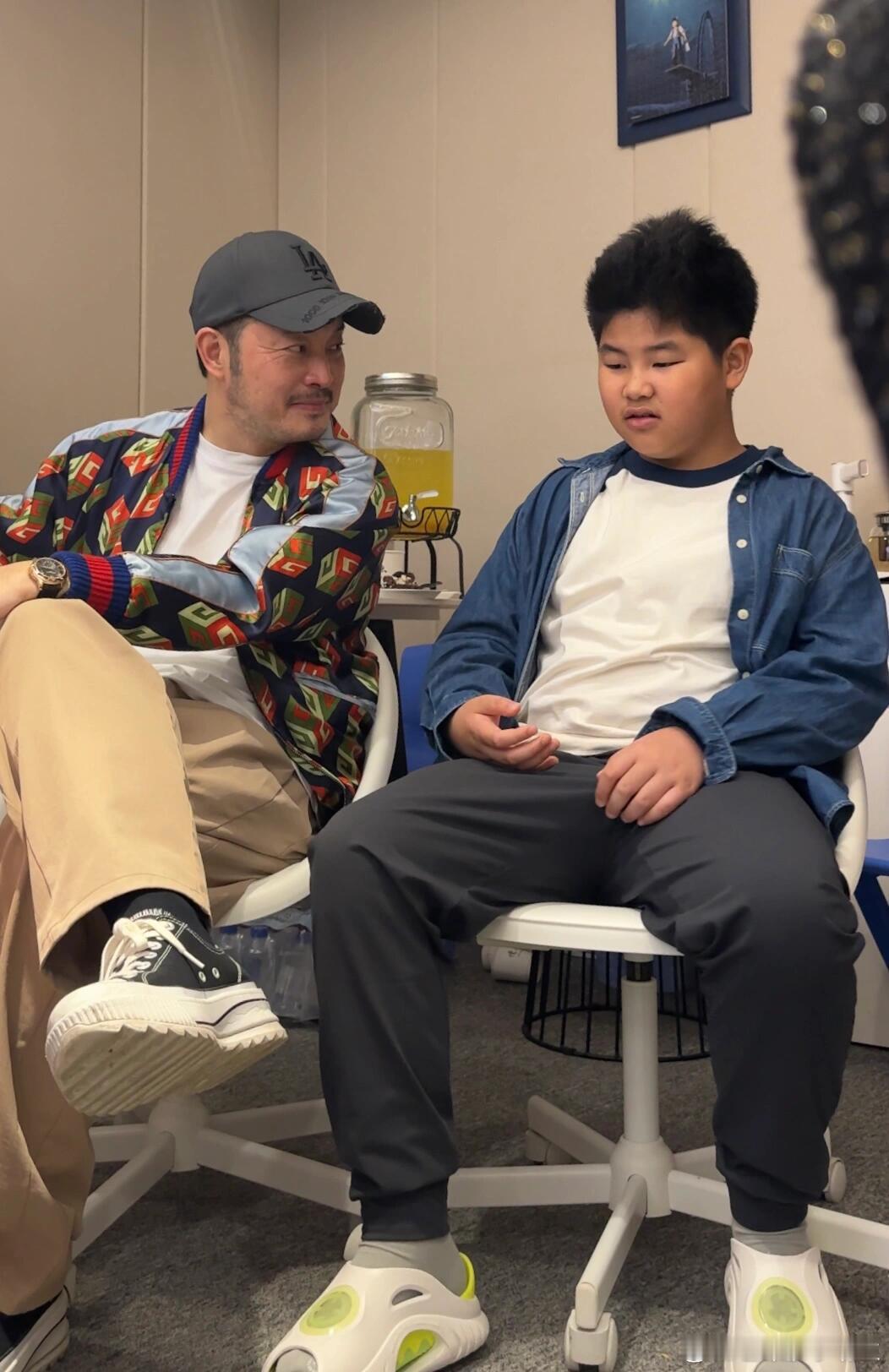 网友偶遇沙溢父子，沙爹看儿子的眼神，小鱼儿变好大一只！ ​​​