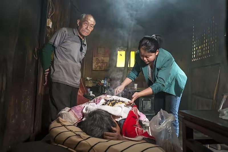 广西26岁美女相亲十几次全被拒，看到她家真实情况后，网友沉默了！

最近刷到一个