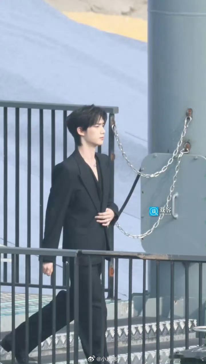 丁程鑫荣誉之夜深v造型丁程鑫荣誉之夜这深V造型也太绝了！露出的线条超优越，又帅又