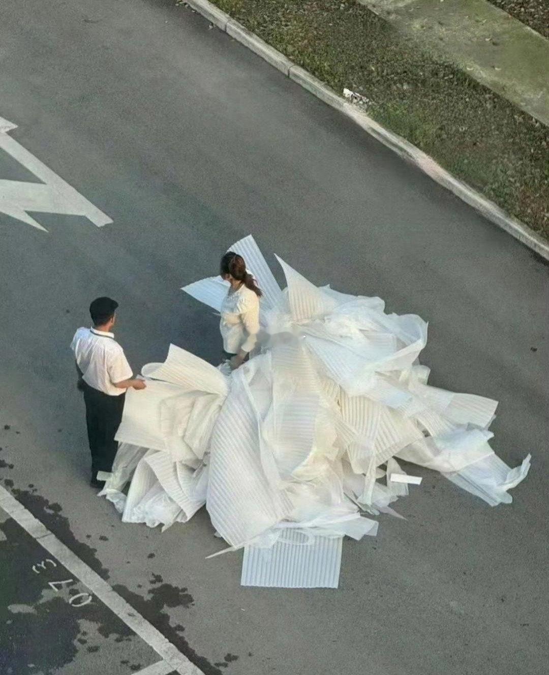 近视果然要戴眼镜 第一眼还以为是求婚 