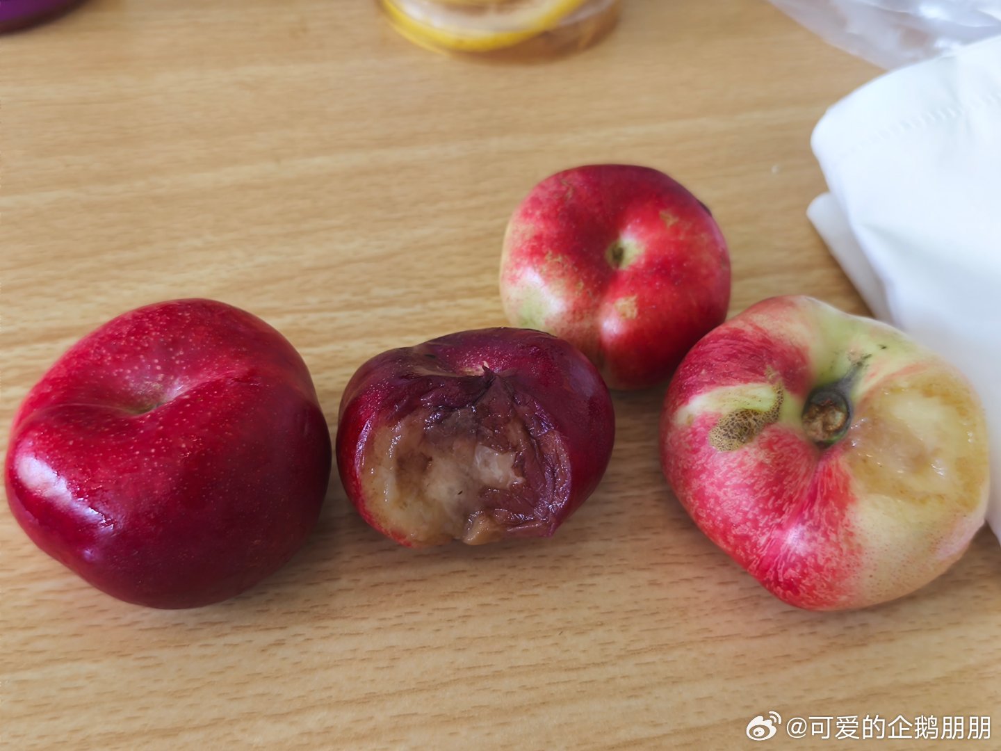 无奸不商！！！果然不能相信他们，我说买三斤小蟠桃，老板说他帮我挑，我说行帮我挑好