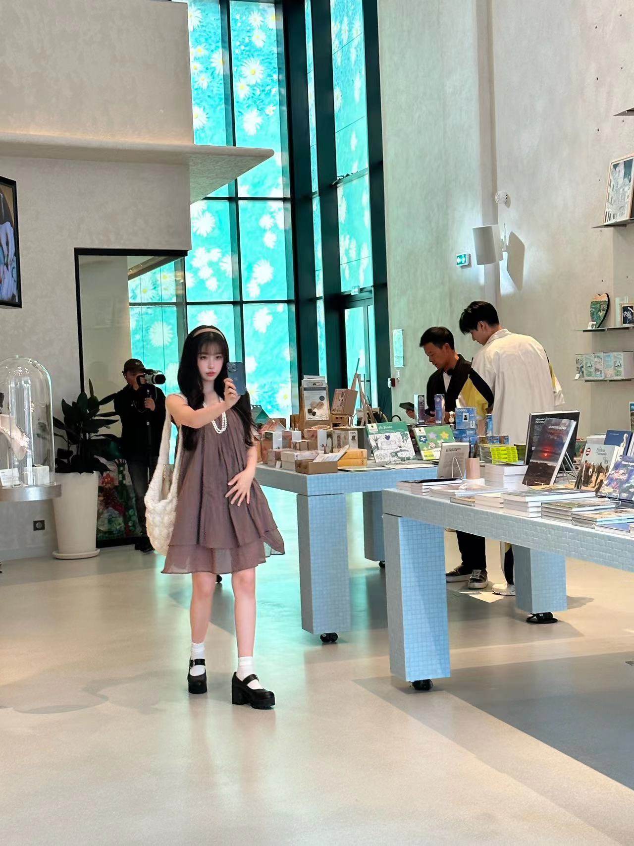 啊啊啊元气青提变黑森林小蛋糕🤎棕色系连衣裙配法式发箍，叠戴珍珠项链，好会搭配的