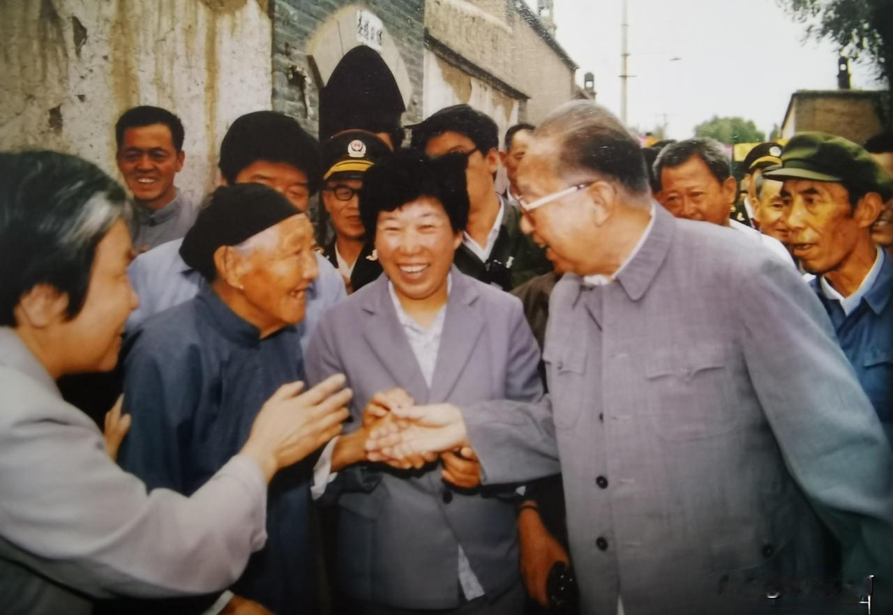 🍁乡亲们眼里的华国锋……
1991年8月，时年70岁的华国锋携夫人韩芝俊回到山