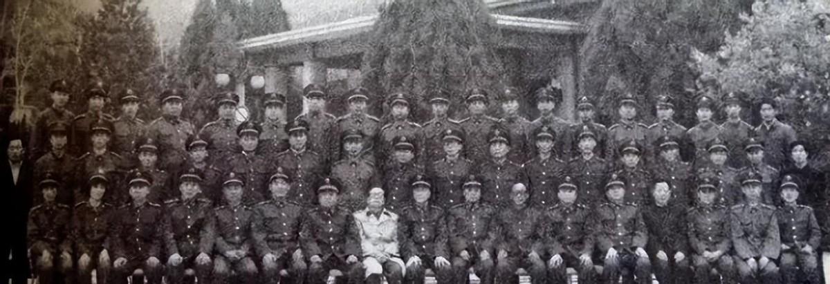 一九六四年贺龙与罗瑞卿北戴河汇报，毛主席为何说早想摘掉那块牌牌？
1979年2月