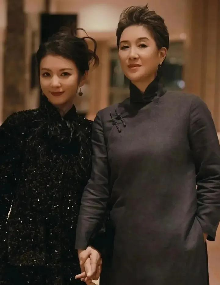当年，张纪中看到剃着光头的茅威涛，眼前一亮：“你来演东方不败。”茅威涛当即提出一
