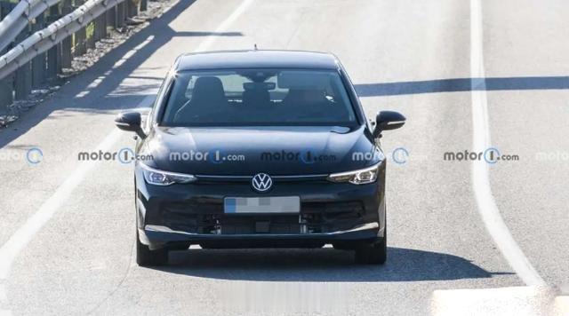 #汽车资讯# 【换装中控大屏，新款大众高尔夫谍照曝光】近日，一组新款大众高尔夫的