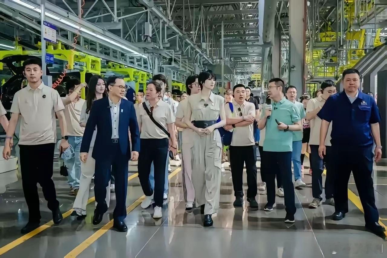 姚安娜现身重庆工厂挂工牌上岗有人称赞长安董事长亲民，一个员工第一天上班还亲自出面