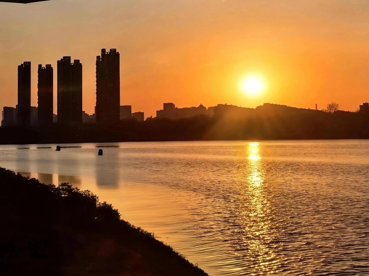 家人们谁懂啊，城市夕阳落幕的天际线简直美炸了！
傍晚时分，我站在高楼的天台上，目