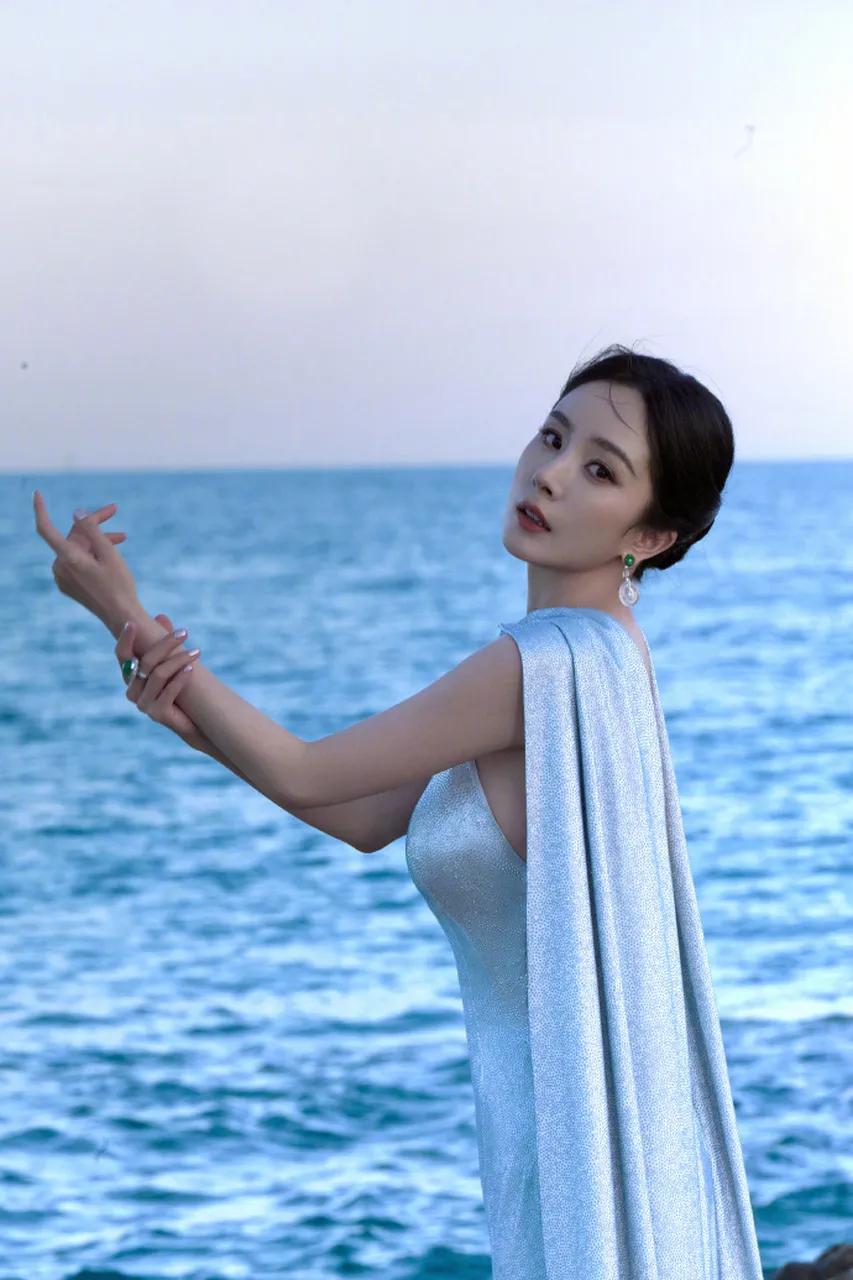 "杨幂惊艳变身暗黑人鱼神女，神秘莫测，冷艳非凡。独特造型彰显非凡气质，暗黑风格中