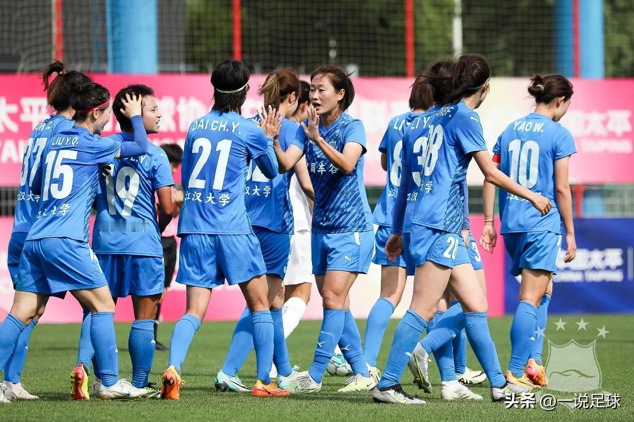 马君、张琳艳进球，武汉江大女足客场2比0击败陕西女足，两连胜的同时暂时登顶女超榜